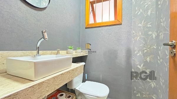 Casa em Porto Alegre, no bairro Guarujá, com 2 dormitório(s), e 2 banheiros, à venda.