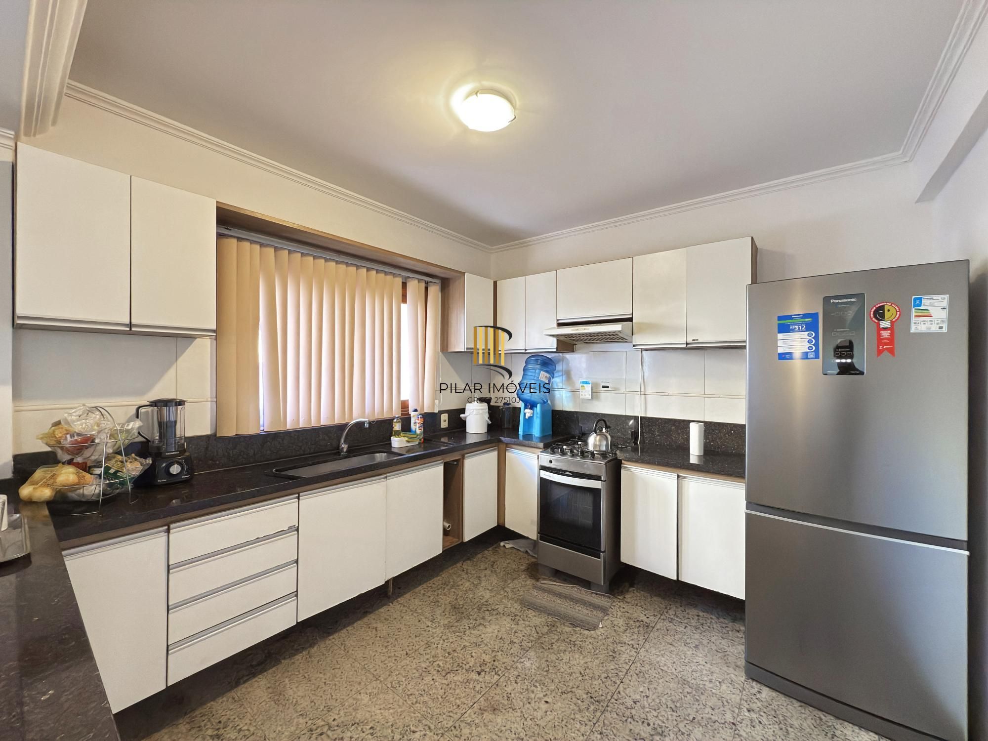 Sobrado a venda no Bairro Hipica de Porto alegre com 04 dormitórios sendo 01 suite