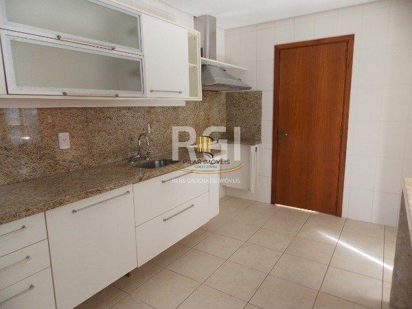 Casa 4 dormitórios no bairro Ipanema