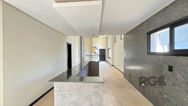 Casa em Porto Alegre, no bairro Hípica, com 3 dormitório(s), e 3 banheiros, à venda.