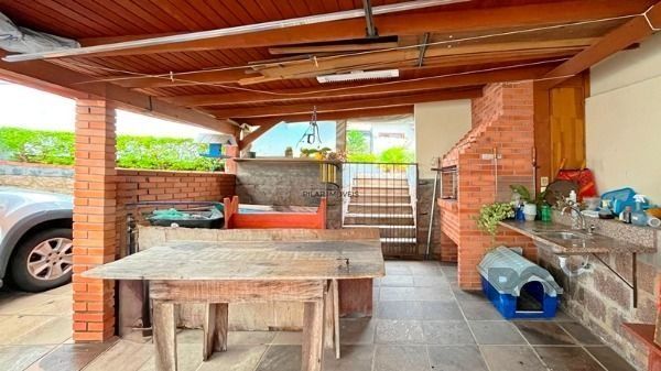 Casa em Porto Alegre, no bairro Tristeza, com 3 dormitório(s), e 3 banheiros, à venda.