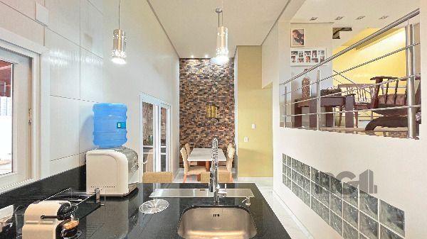 Casa em Porto Alegre, no bairro Hípica, com 3 dormitório(s), e 3 banheiros, à venda.