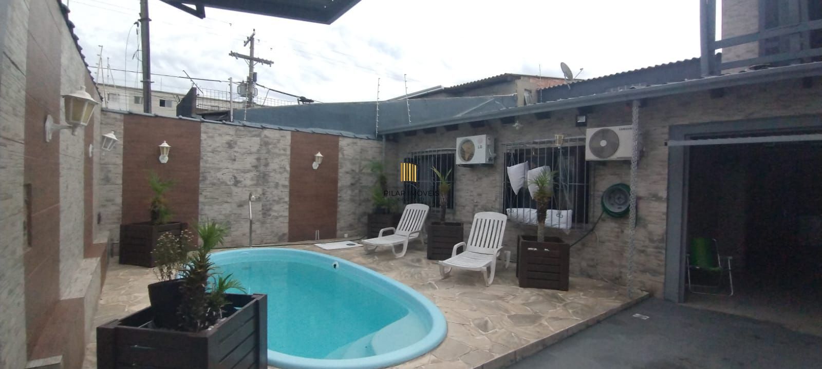 Casa com piscina e com 4 dormitorios no bairro Restinga