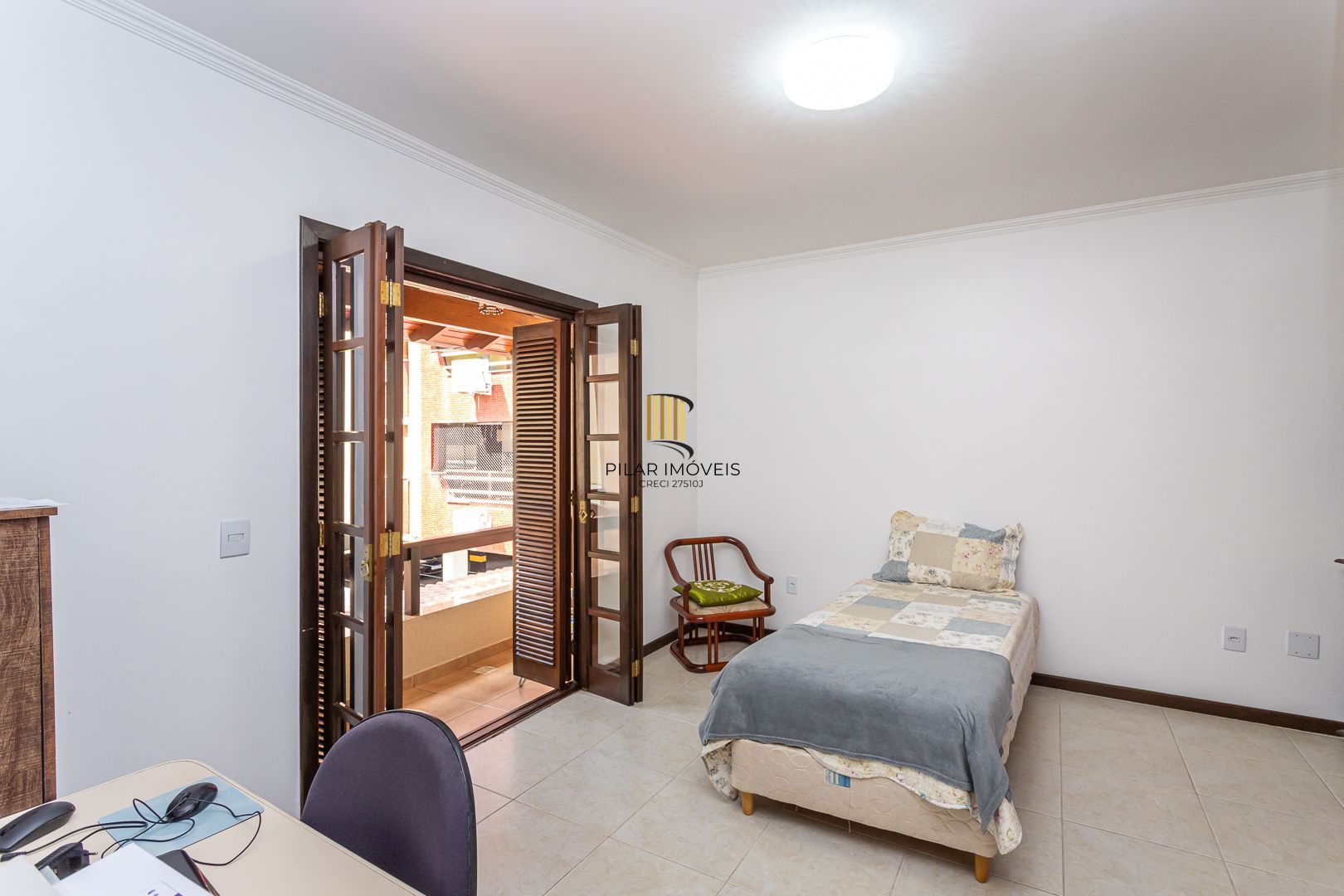 Casa de 272m², 4 dormitórios, 2 suítes e 4 vagas de garagem, no bairro Ipanema, próxima à orla do Guaíba.