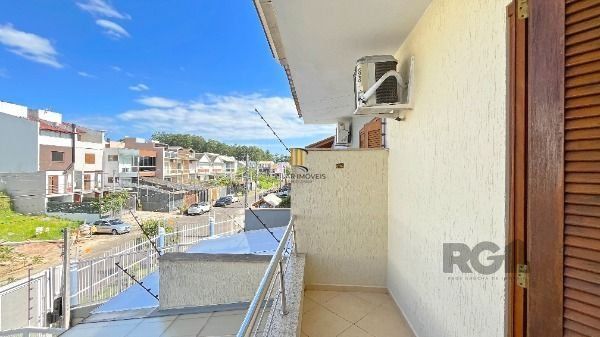 Casa em Porto Alegre, no bairro Guarujá, com 2 dormitório(s), e 2 banheiros, à venda.
