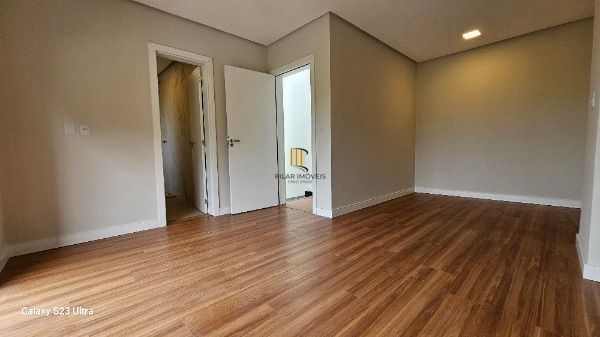 Casa em Porto Alegre, no bairro Hípica, com 3 dormitório(s), e 3 banheiros, à venda.