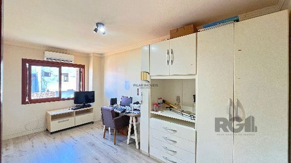 Casa em Porto Alegre, no bairro Hípica, com 3 dormitório(s), e 3 banheiros, à venda.