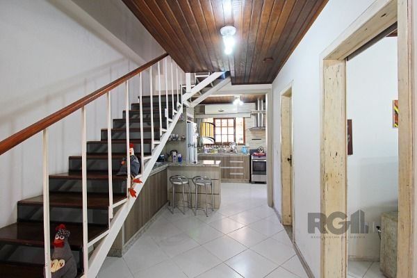 Casa em Porto Alegre, no bairro Serraria, com 3 dormitório(s), e 3 banheiros, à venda.