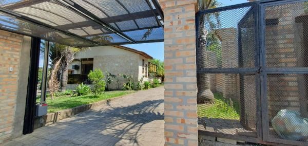 Sítio em Porto Alegre, no bairro Restinga, com 2 dormitório(s), e 2 banheiros, à venda.
