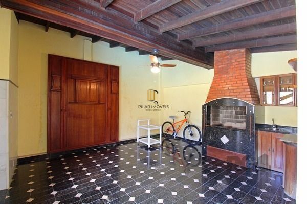 Casa em Porto Alegre, no bairro Guarujá, com 5 dormitório(s), e 5 banheiros, à venda.