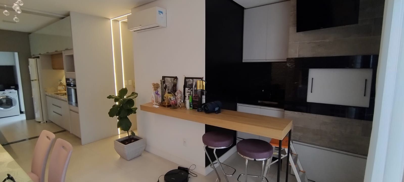 Casa térrea em condomínio fechado com 3 suítes, mobiliada, pátio , 168 m² privativos