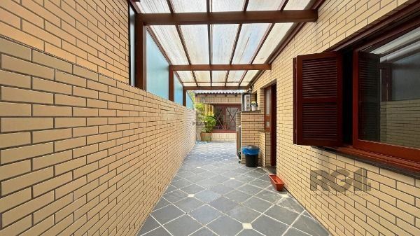Casa em Porto Alegre, no bairro Ipanema, com 3 dormitório(s), e 3 banheiros, à venda.