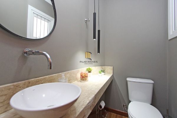 Ótima Casa com 3 dormitórios, semi mobiliada, pátio e vaga para carro.