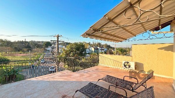 Casa em Porto Alegre, no bairro Hípica, com 3 dormitório(s), e 3 banheiros, à venda.