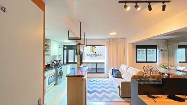 Apartamento em Porto Alegre, no bairro Cristal, com 2 dormitório(s), e 2 banheiros, à venda.