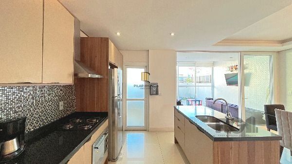 Casa em Porto Alegre, no bairro Hípica, com 3 dormitório(s), e 3 banheiros, à venda.