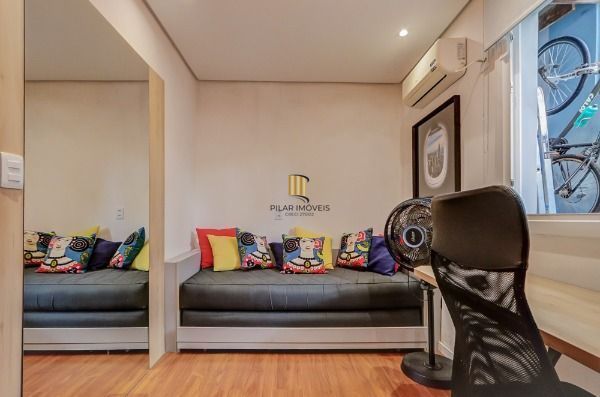 Casa em Porto Alegre, no bairro Tristeza, com 2 dormitório(s), e 2 banheiros, à venda.