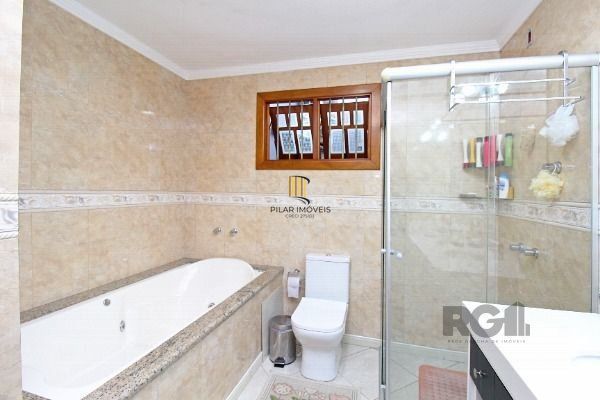 Casa em Porto Alegre, no bairro Belém Novo, com 3 dormitório(s), e 3 banheiros, à venda.