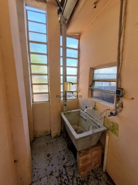 Casa em Porto Alegre, no bairro Vila Nova, com 2 dormitório(s), e 2 banheiros, à venda.