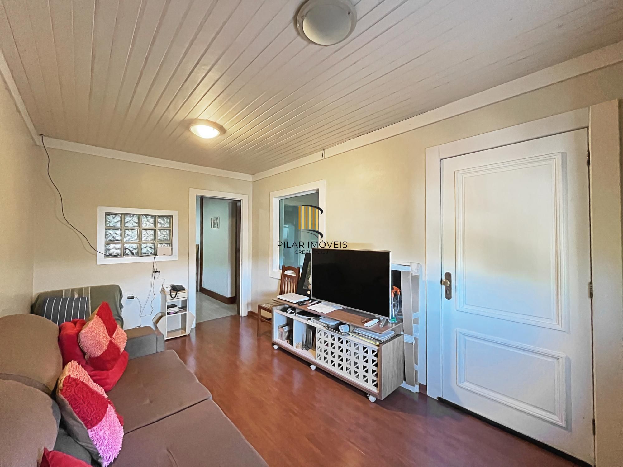 Ótima casa 2 dormitórios, 2 vagas, em rua calma no bairro.