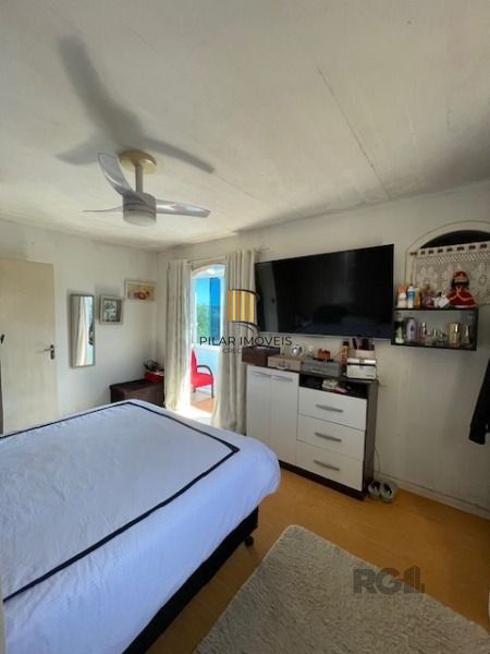 Casa em Porto Alegre, no bairro Vila Nova, com 3 dormitório(s), e 3 banheiros, à venda.