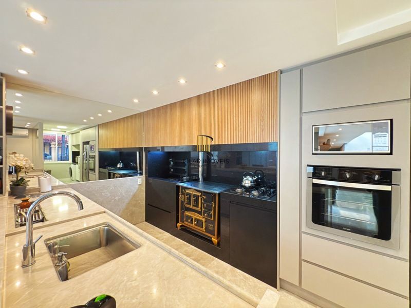 Casa 4 dormitórios no bairro Camaquã