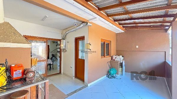 Casa em Porto Alegre, no bairro Hípica, com 3 dormitório(s), e 3 banheiros, à venda.