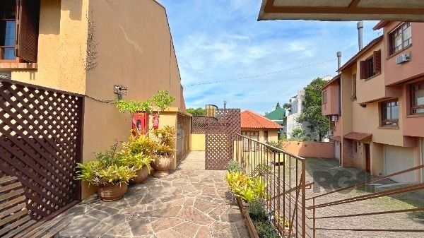 Casa Condominio em Porto Alegre, no bairro Espírito Santo, com 3 dormitório(s), e 3 banheiros, à venda.