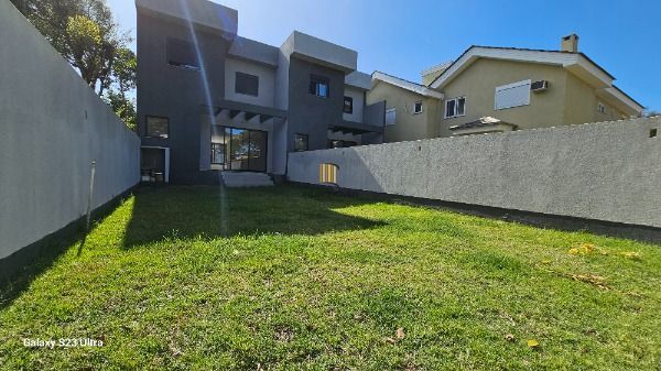Casa em Porto Alegre, no bairro Ipanema, com 3 dormitório(s), e 3 banheiros, à venda.