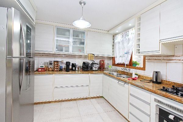 Casa em Porto Alegre, no bairro Hípica, com 3 dormitório(s), e 3 banheiros, à venda.