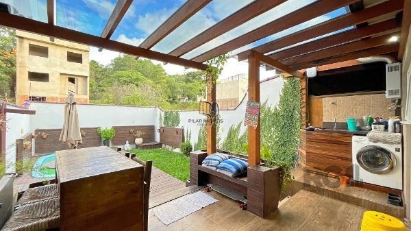 Casa em Porto Alegre, no bairro Campo Novo, com 3 dormitório(s), e 3 banheiros, à venda.