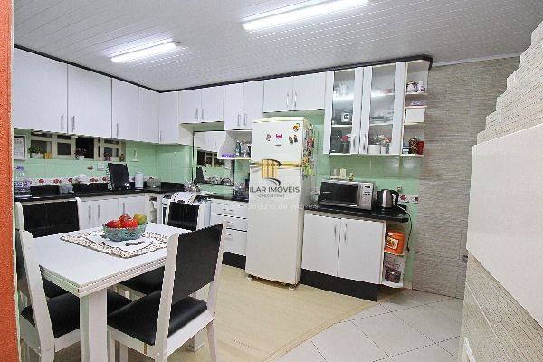 Casa em Porto Alegre, no bairro Ipanema, com 3 dormitório(s), e 3 banheiros, à venda.