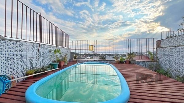 Casa em Porto Alegre, no bairro Ipanema, com 3 dormitório(s), e 3 banheiros, à venda.