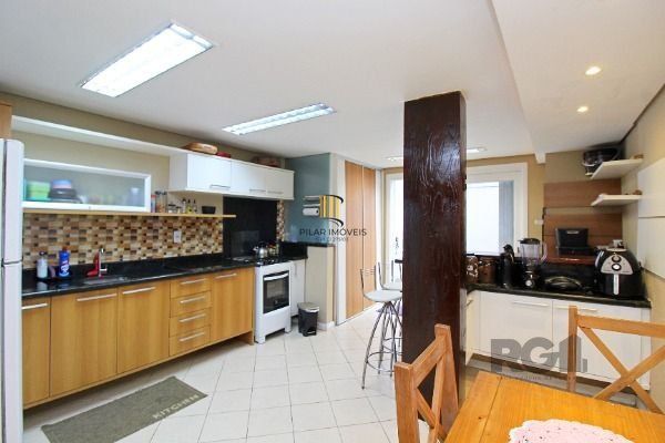 Casa em Porto Alegre, no bairro Hípica, com 2 dormitório(s), e 2 banheiros, à venda.