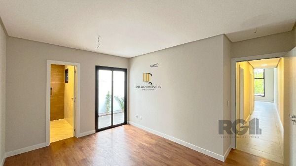 Casa em Porto Alegre, no bairro Hípica, com 3 dormitório(s), e 3 banheiros, à venda.