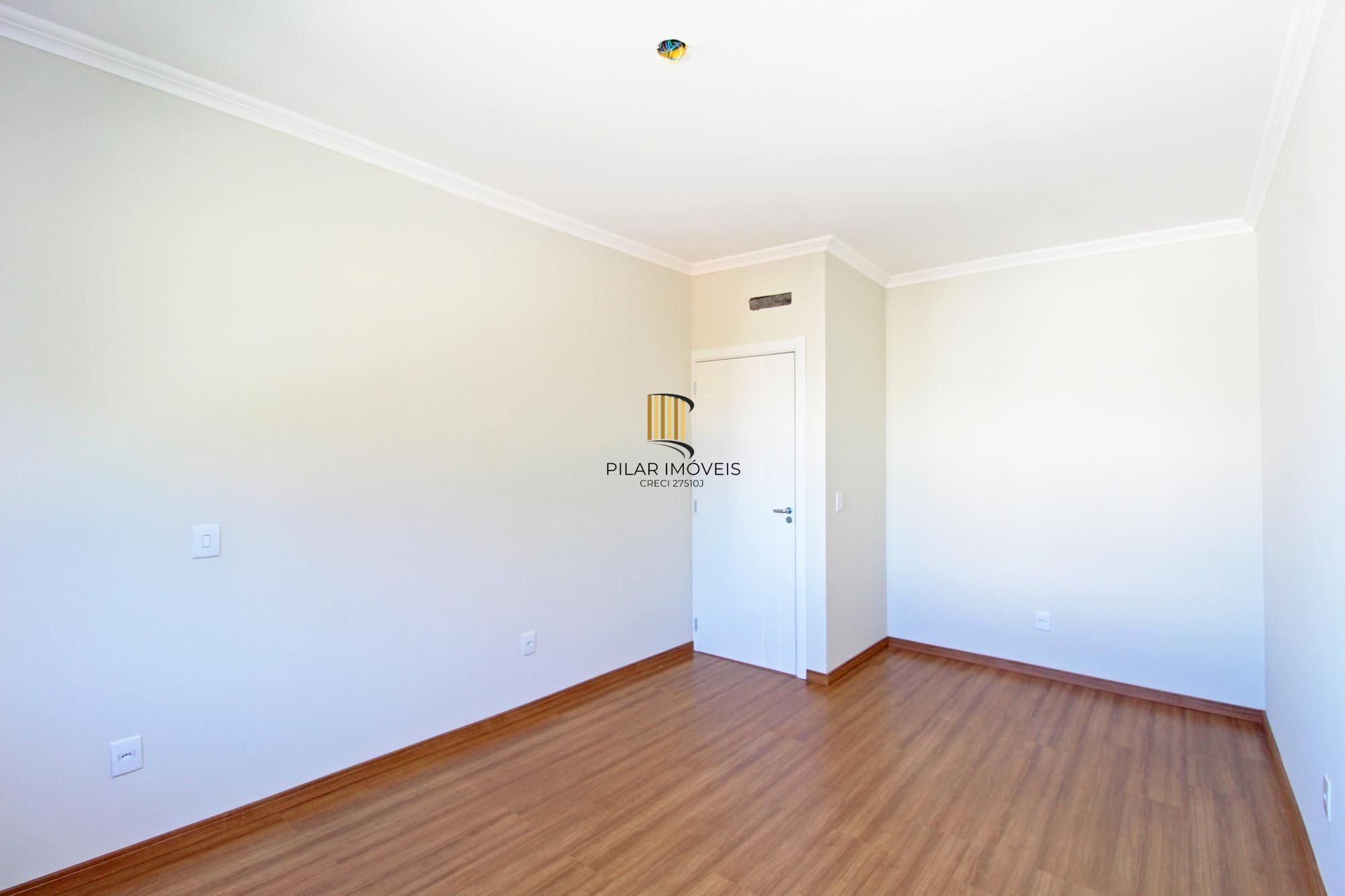Casa em Porto Alegre, no bairro Hípica, com 3 dormitório(s), e 3 banheiros, à venda.