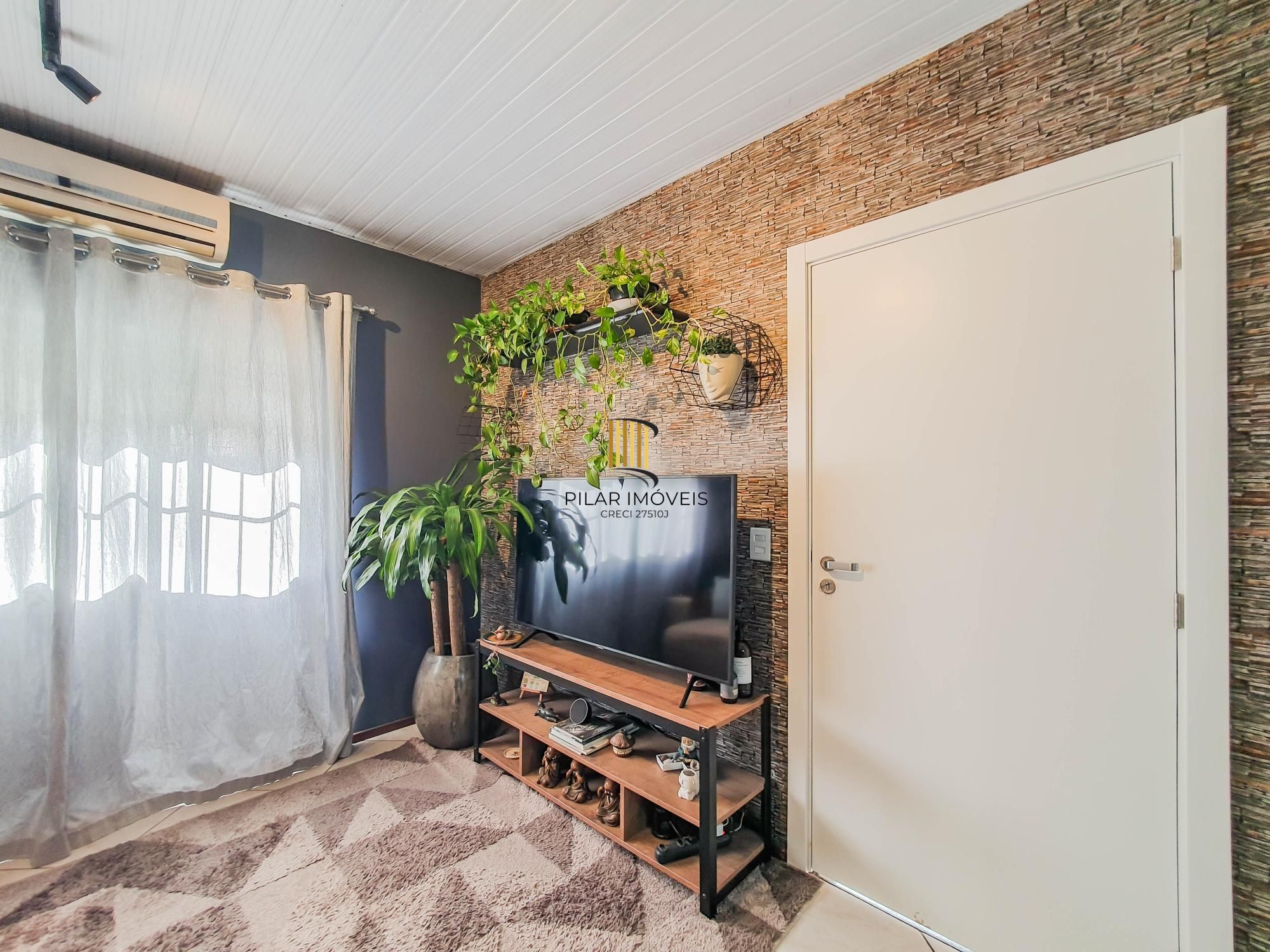 Casa térrea 3 dormitórios totalmente reformada área de churrasco coberta e entrada lateral !