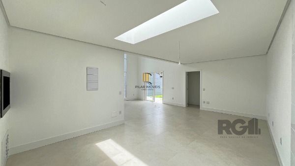 Casa em Porto Alegre, no bairro Ipanema, com 3 dormitório(s), à venda.