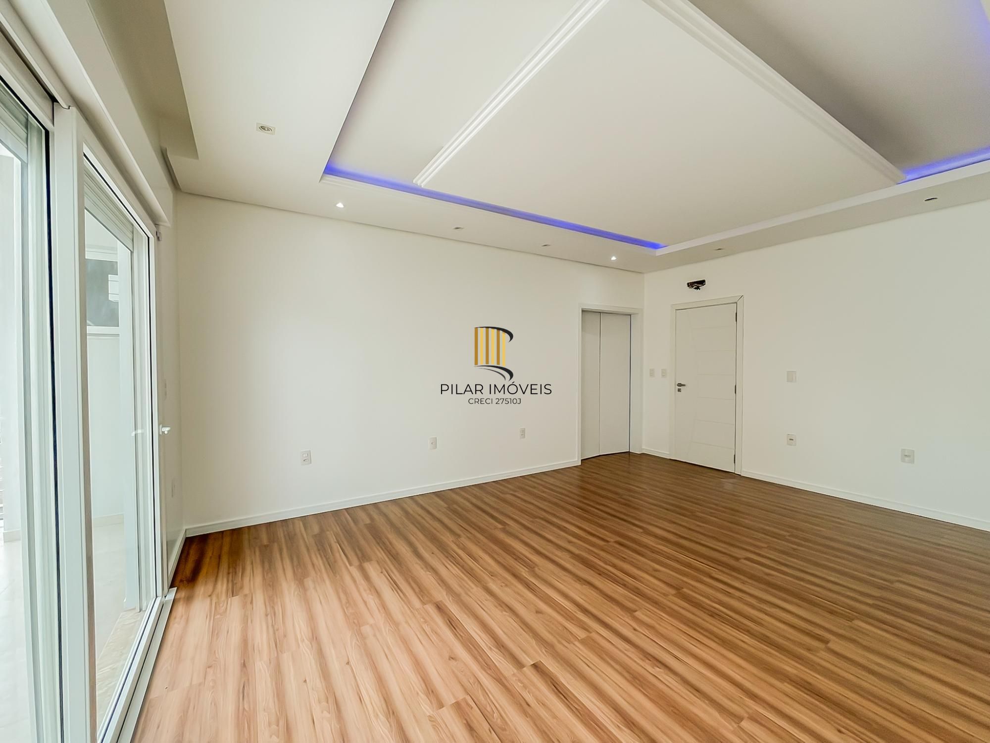 Casa ampla com piscina e suíte diferenciada em condomínio no Lagos de Ipanema zona Sul de Porto Alegre !