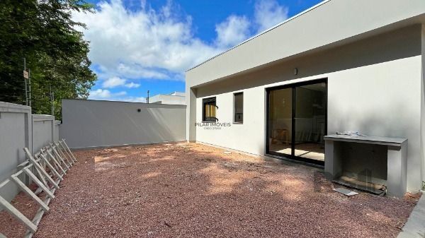 Casa em Porto Alegre, no bairro Hípica, com 3 dormitório(s), e 3 banheiros, à venda.