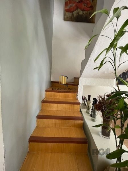 Casa em Porto Alegre, no bairro Vila Nova, com 3 dormitório(s), e 3 banheiros, à venda.
