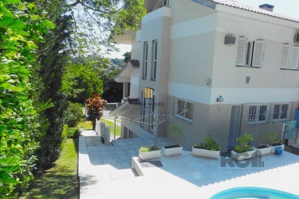 Casa em Porto Alegre, no bairro Espirito Santo, com 3 dormitório(s), e 3 banheiros, à venda.