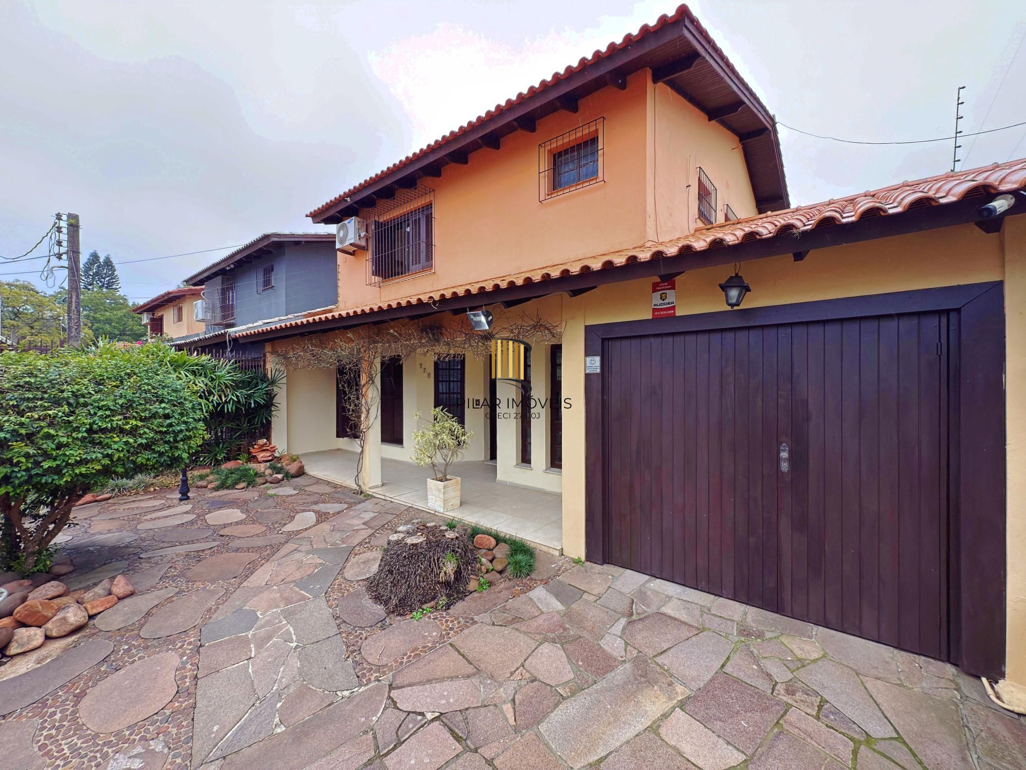 Residência á venda no bairro Guarujá com 2 dormitórios.