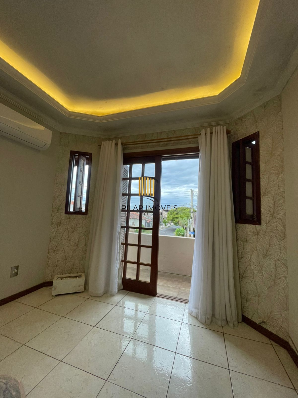 Lindo sobrado com 3 dormitórios á venda no bairro Hípica.