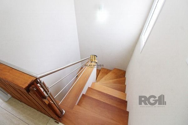 Casa em Porto Alegre, no bairro Hípica, com 3 dormitório(s), e 3 banheiros, à venda.