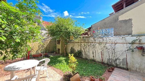 Casa em Porto Alegre, no bairro Hípica, com 3 dormitório(s), e 2 banheiros, à venda.