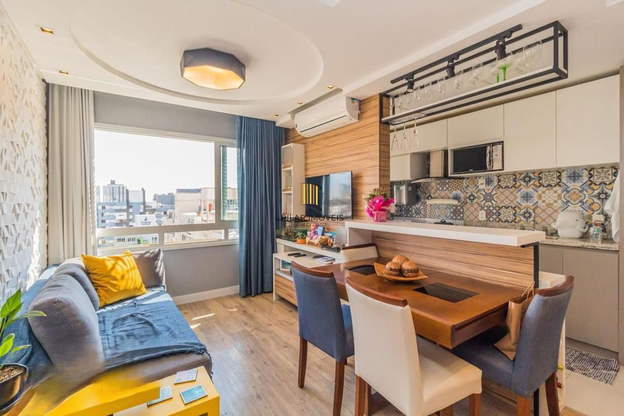 Apartamento semi mobiliado, 2 dormitórios, 1 suíte e 1 vaga de garagem coberta no bairro Menino Deus em Porto Alegre. - Pilar Imóveis