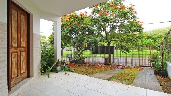 Casa em Porto Alegre, no bairro Hípica, com 3 dormitório(s), e 3 banheiros, à venda.