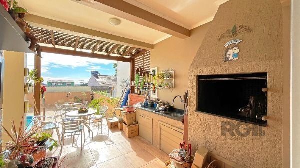Casa Condominio em Porto Alegre, no bairro Vila Nova, com 3 dormitório(s), e 3 banheiros, à venda.