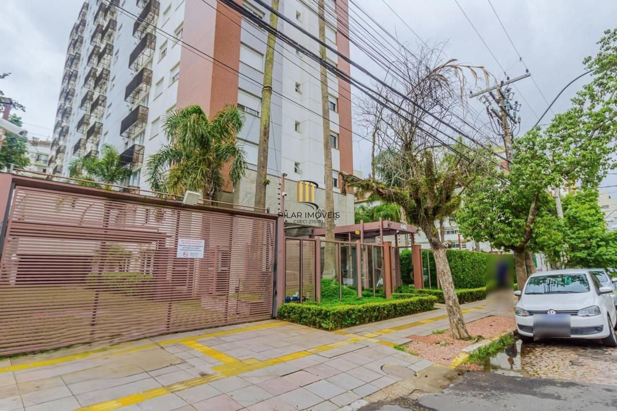 Apartamento semi mobiliado, 2 dormitórios, 1 suíte e 1 vaga de garagem coberta no bairro Menino Deus em Porto Alegre.